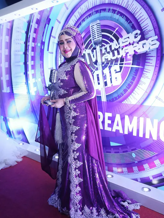 "Saya dipanggil hanya untuk kolaborasi sama Nassar, sama Lesti. Saya enggak tahu akan dapat penghargaan," ungkap Elvy Sukaesih, di Studio 6 Emtek City, kawasan Daan Mogot, Jakarta Barat, Kamis (28/4/2016). (Nurwahyunan/Bintang.com)