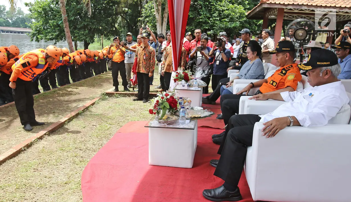 Ketua Umum PDI Perjuangan Megawati Soekarnoputri didampingi Kepala Basarnas  Marsekal Muda TNI Muhammad Syaugi dan Menteri PUPR Basuki Hadimuljono menyaksikan simulasi di Bumi Perkemahan Cibubur, Jakarta, Kamis (23/11). (Liputan6.com/Herman Zakharia)