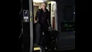 Jose Mourinho menggunakan kereta saat tiba di Manchester United untuk memulai aktifitasnya. (Instagram/Jose Mourinho)