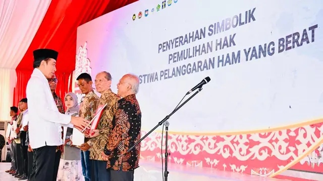 Presiden Jokowi saat Peluncuran Pelaksanaan Rekomendasi Non-Yudisial Pelanggaran HAM Berat, di Pidie, Aceh, Selasa (27/6/2023). (Foto: Muhammad Genantan Saputra/Merdeka.com)