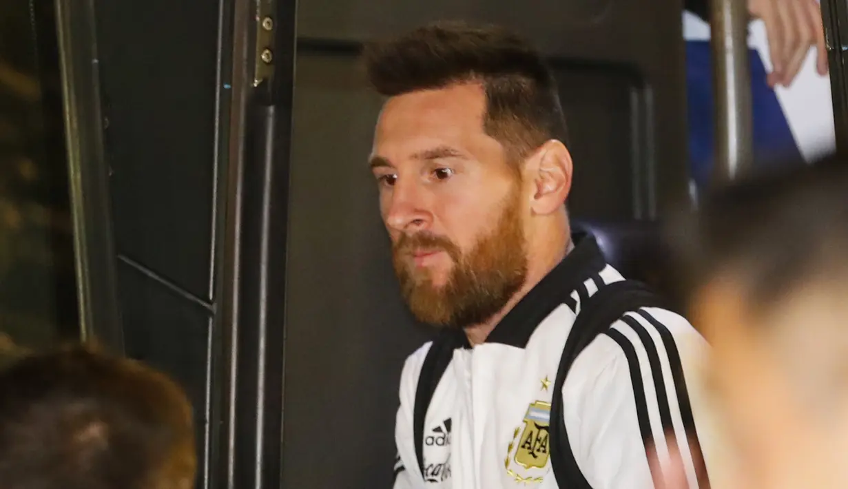 Megabintang timnas Argentina, Lionel Messi, tiba di hotel Hilton menjelang laga persahabatan atau uji coba melawan Uruguay di Tel Aviv, Minggu (17/11/2019). Sebelumnya laga persahabatan antara Argentina vs Uruguay di Israel terancam batal menyusul situasi memanas di kawasan tersebut. (Jack GUEZ/AFP)