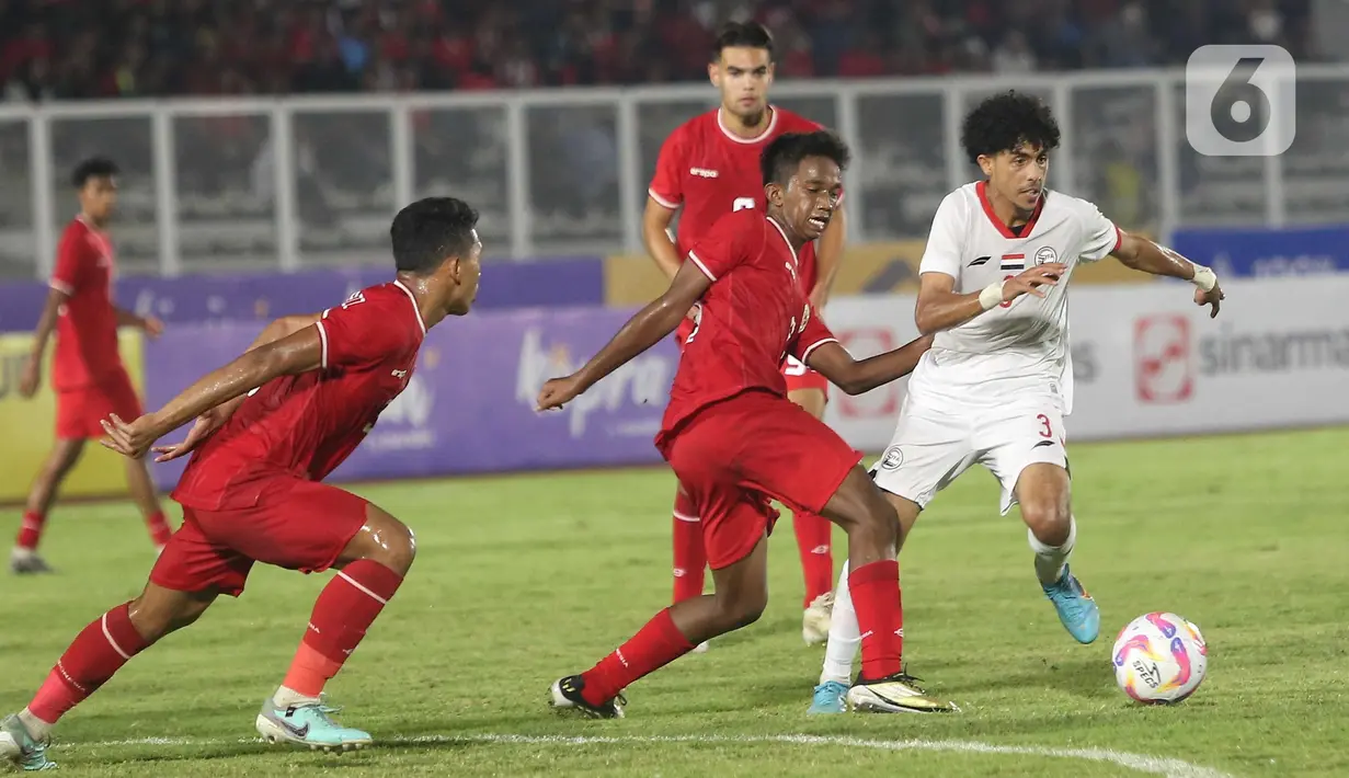 Laga timnas Indonesia U-20 melawan Yaman berlangsung ketat dan sengit. (Liputan6.com/Angga Yuniar)