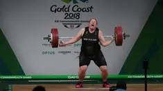 Laurel Hubbard saat gagal mengangkat besi dalam perebutan final angkat besi wanita + 90kg pada Commonwealth Games 2018 di Gold Coast, Australia, (9/4). Hubbard merupakan atlet angkat besi transgender asal Selandia Baru. (AP Photo/Manish Swarup)