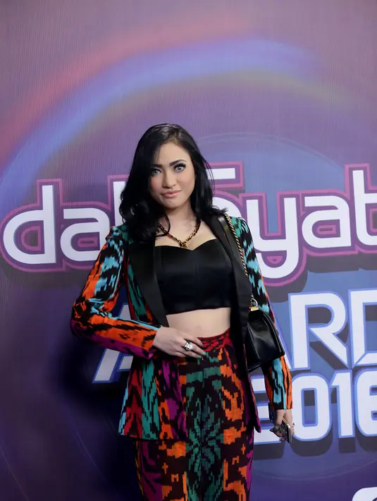 "Nanti aku ada film horor, judulnya 'Dia Pasti Datang'. Peranku sebagai Laras, dia itu dari kota ke kampung, mahasiswi mengajar anak-anak," kata Amle Alvi saat ditemui di Istora Senayan, Jakarta Pusat, Senin (25/1/2016). (Andy Masela/Bintang.com)