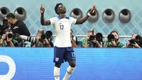 Pemain Timnas Inggris, Bukayo Saka melakukan selebrasi usai mencetak gol kedua ke gawang Timnas Iran dalam laga matchday pertama Grup B Piala Dunia 2022 di Khalifa International Stadium, Doha, Qatar, Senin (21/11/2022) malam WIB. (AP/Abbie Parr)
