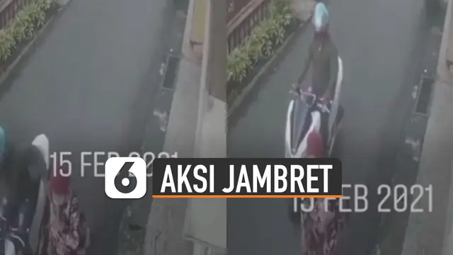 Aksi pria menggunakan sepeda motor menjambret kalung emak-emak di pinggir jalan terekam kamera CCTV.