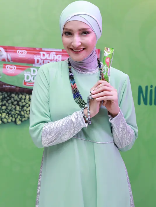 "Tahun ini lebih seru. Tahun kemarin anak cowok pas sahur masih merem. Kalau sekarang melek, duduk, makan sahur sama adeknya. Nikmatin Ramadan kali ini terasa berbeda," jelas pemeran film Di Bawah Langit. (Galih W. Satria/Bintang.com)