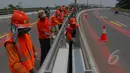 Sejumlah petugas Suku Dinas Pekerjaan Umum  melakukan peremajaan dengan melakukan pengecatan besi pembatas Fly Over di kawasan Cakung, Jakarta,  Rabu (1/4/2015). Panjang pembatas mencapai 120 meter (Liputan6.com/Yoppy Renato)