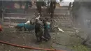 Seorang tentara Suriah membantu mengevakuasi warga setelah roket pemberontak menghantam rumah Sakit al- Dabit di kota Aleppo, Selasa (3/5). Serangan tersebut menewaskan enam warga sipil dan puluhan lainnya luka-luka. (SANA/Handout via REUTERS)