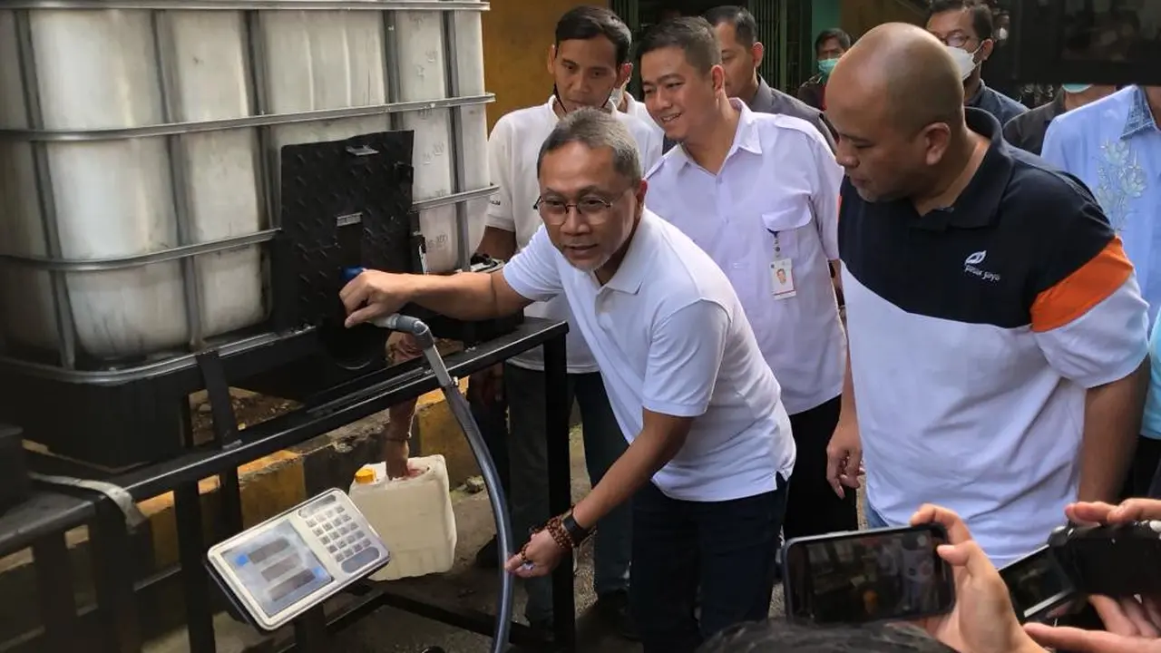 Menteri Perdagangan (Mendag) Zulkifli Hasan meninjau sejumlah titik penjualan minyak goreng curah rakyat (MGCR) yang berada di Pasar Kramat Jati, Jakarta Timur, Sabtu,(25/6/2022), pagi.