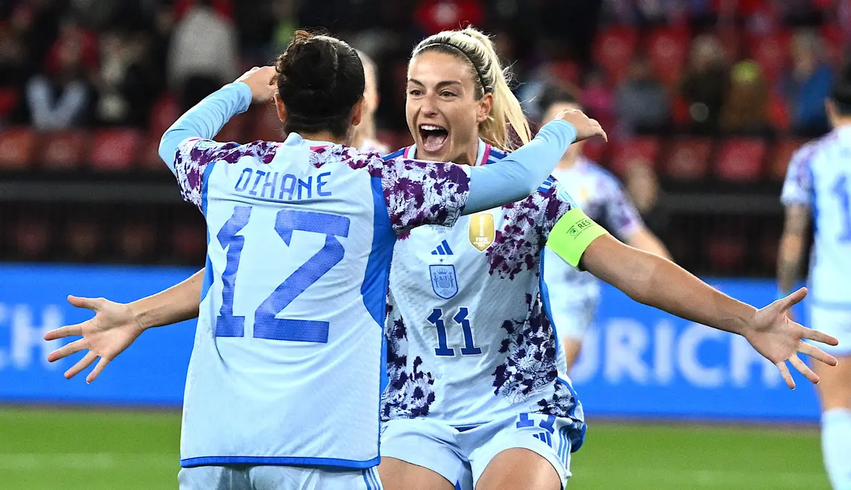 Pemain Timnas Wanita Spanyol, Oihane Hernandez melakukan selebrasi setelah mencetak gol pertama timnya ke gawang Swiss pada laga Grup D UEFA Nations League 2023/2024 di The Letzigrund Stadium, Zurich, Swiss pada 31 Oktober 2023 waktu setempat. Laga dimenangkan oleh Spanyol dengan skor 7-1. (AFP/Sebastien Bozon)