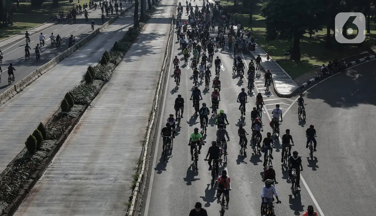 Suasana aktivitas warga di area Car Free Day (CFD) kawasan MH Thamrin, Jakarta, Minggu (21/6/2020). Kegiatan hari bebas kendaraan bermotor atau CFD Jakarta kembali dibuka pada Minggu (21/6) ini diiringi dengan sejumlah protokol kesehatan. (Liputan6.com/Johan Tallo)