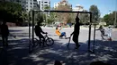 Remaja Palestina Mustafa Sarhan (19) dan anggota Gaza Skate Team mempraktekkan keterampilan rollerblade dan skating di sebuah pelabuhan di Kota Gaza pada 10 Maret 2019. Salah satu misi kelompok remaja itu adalah mengubah energi yang digunakan untuk perang menjadi berolahraga (REUTERS/Mohammed Salem)