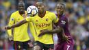Duel pemain Watford, Andre Carrillo (kiri) dengan pemain Manchester City, Raheem Sterling pada lanjutan Premier League di Vicarage Road, Watford, (16/9/2017). Manchester City menang 6-0. (Nigel French/PA via AP)