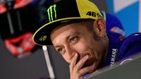 Pembalap Movistar Yamaha, Valentino Rossi dalam sesi konferensi pers jelang MotoGP Aragon 2017. (JAVIER SORIANO / AFP)