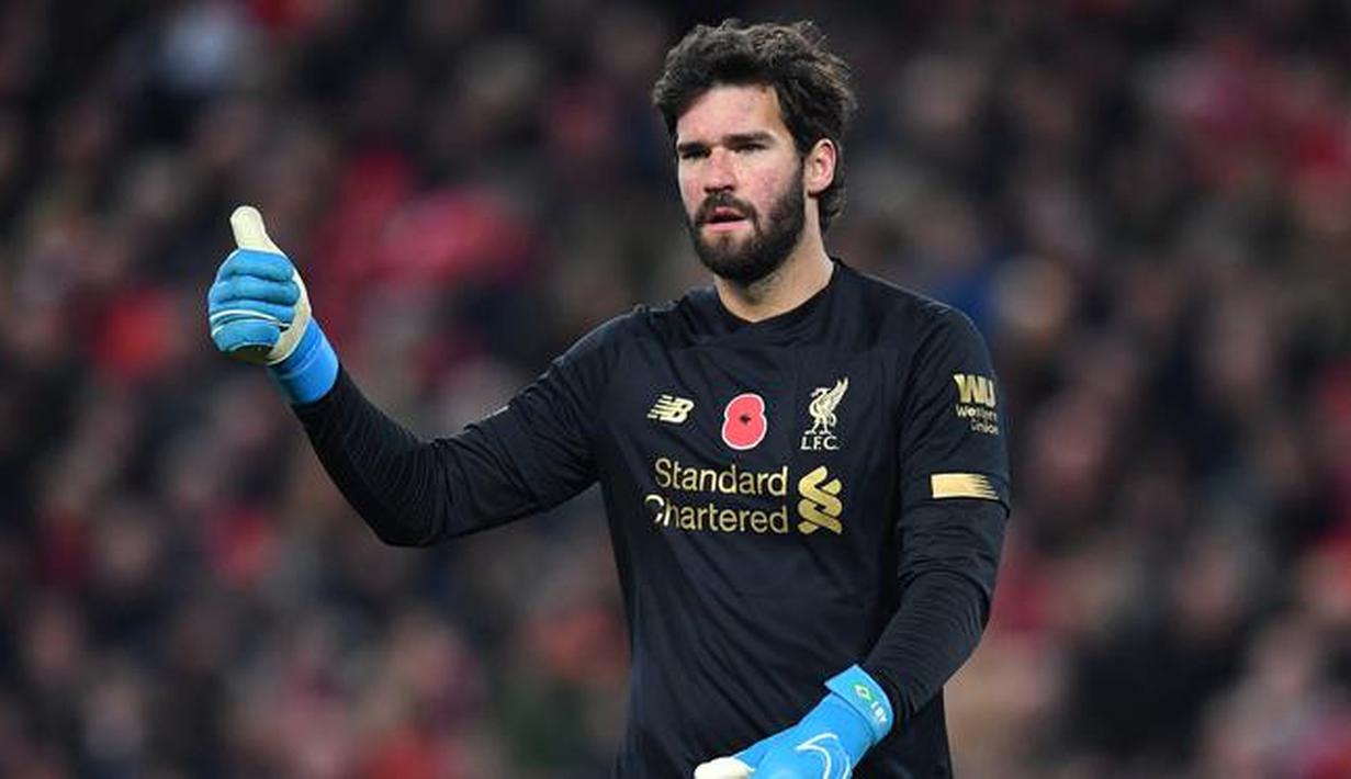 1. Alisson Becker - Aliison Becker akan jadi kunci utama lini pertahanan Liverpool. Kiper asal Brasil ini bertekad untuk membayar tuntas blunder yang ia lakukan ketika Liverpool dikalahkan Arsenal di Emirates Stadium bulan lalu. (AFP/Paul Ellis)