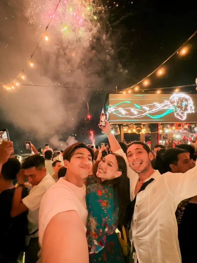 Momen Artis-Artis Rayakan Tahun Baru Bareng Pacar