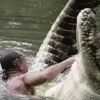 Keakraban Chito dengan buaya peliharaannya. (Sumber Foto: Kapanlagi.com)