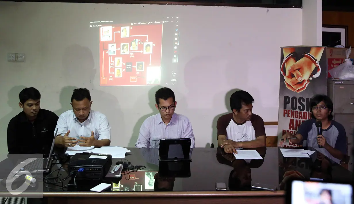Komite Aksi Solidaritas Untuk Munir (KASUM), Asfinawati beserta sejumlah aktivis solidaritas untuk munir memberikan keterangan saat jumpa pers terkait tindak lanjut penuntasan Kasus Munir di kantor LBH, Jakarta, Minggu (30/10). (Liputan6.com/Johan Tallo)