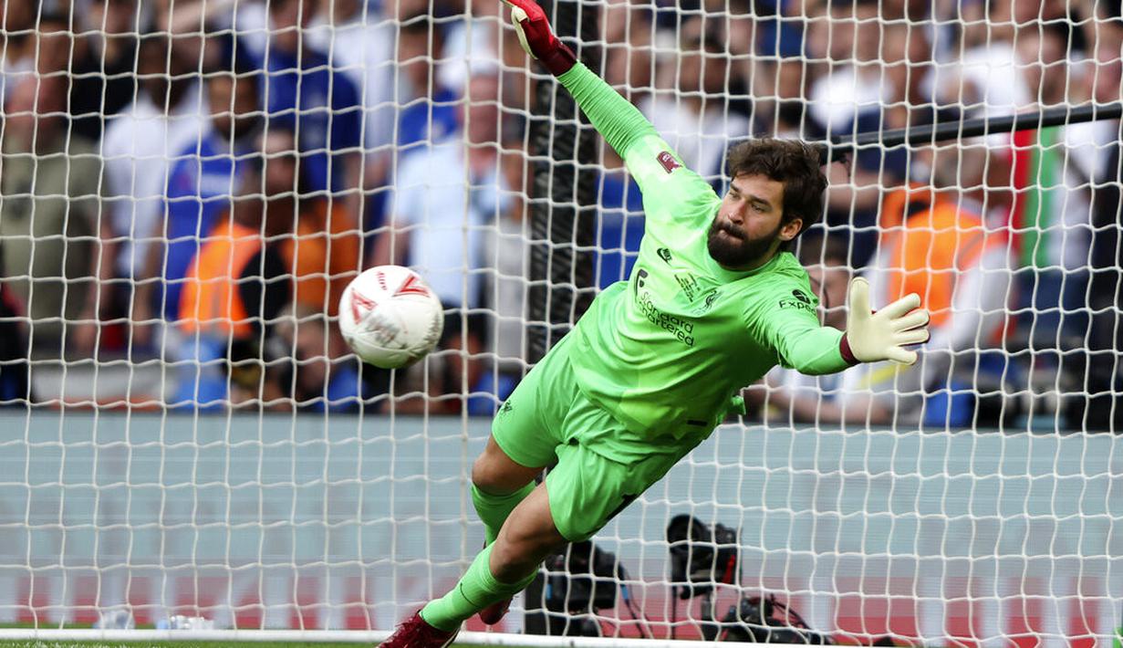 Babak adu penalti berlangsung sengit sesuai ekspektasi. 14 pemain maju menembak, tiga di antaranya gagal. (AP/Ian Walton)