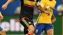Gelandang Kolombia, James Rodriguez mengiring bola dari kejaran penyerang Brasil, Neymar pada kualifikasi Piala Dunia 2018 zona CONMEBOL di Arena da Amazonia, Manaus, (7/9). Brasil menang atas Kolombia dengan skor 2-1. (AFP PHOTO/Christophe Simon)