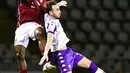 Pemain Torino Singo Wilfried (kiri) berebut bola dengan pemain Fiorentina Gaetano Castrovilli pada pertandingan Liga Italia di Olympic Stadium, Turin, Italia, Jumat (29/1/2021). Bermain dengan sembilan pemain, Fiorentina berhasil menahan imbang Torino 1-1. (Fabio Ferrari/LaPresse via AP)