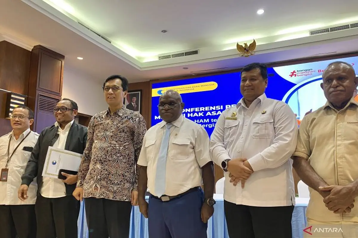 Menteri HAM Natalius Pigai (tengah) usai memberikan keterangan kepada pers terkait program Makan Bergizi Gratis