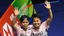 Ganda putri Indonesia, Apriyani Rahayu (kanan) dan Siti Fadia Silva Ramadhanti melambaikan tangan kepada penonton setelah menjuarai Hong Kong Open 2023 dengan mengalahkan wakil Malaysia, Pearly Tan/Thinaah Muralitharan pada laga final ganda putri Hong Kong Open 2023 di Hong Kong Coliseum, Minggu (17/9/2023) siang WIB. Apriyani/Siti Fadia menang rubber game 14-21, 24-22 dan 21-9. (AFP/Peter Parks)