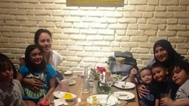Putuskan Berhijab, Ini 6 Potret Terkini Sarah Amalia Mantan Istri Ariel NOAH