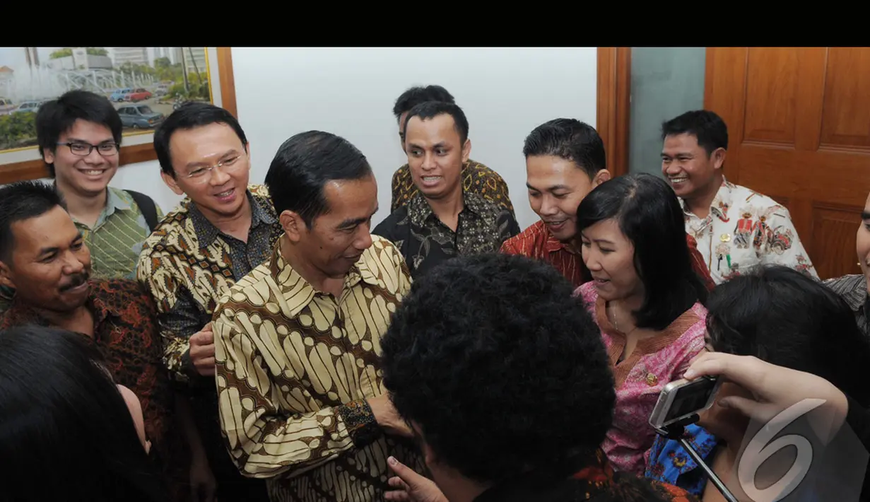 Karena masih dalam suasana lebaran, Jokowi mendapatkan ucapan selamat dari para stafnya, Jakarta, Jumat (8/8/2014) (Liputan6.com/Herman Zakharia) 