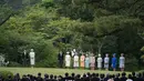 Kaisar Jepang Naruhito (kiri) dan Permaisuri Masako (kedua dari kiri) bersama dengan anggota keluarga kerajaan saat menghadiri pesta taman musim semi di taman kekaisaran Istana Akasaka di Tokyo pada tanggal 23 April 2024. (Yuichi YAMAZAKI/POOL/AFP)