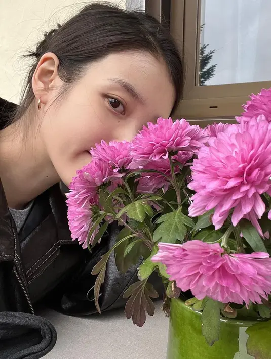 Lebih cantik IU atau bunga krisan ungunya? [Foto: Instagram/ dlwlrma]