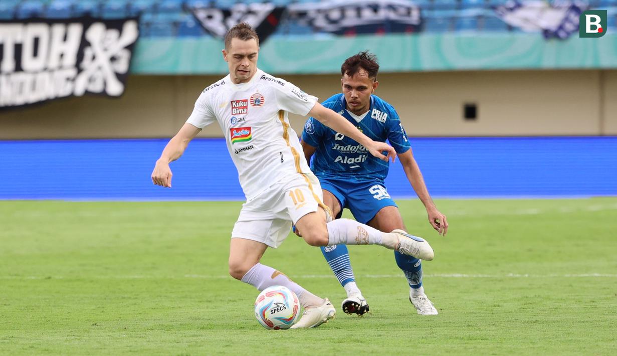 Pemain Persib Bandung, Rezaldi Hehanusa, mengawal ketat pemain Persija Jakarta, Maciej Gajos, pada laga pekan ke-28 Liga 1 2023/2024 di Stadion Si Jalak Harupat, Bandung, Sabtu (9/3/2024). (Bola.com/M Iqbal Ichsan)