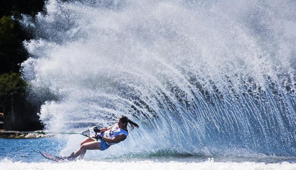 Delfina Cuglievan dari Peru sedang berlomba di nomor slalom Ski Air Pan American Games 2015 di Toronto, Kanada. (20/72015). (AFP PHOTO/POOL/MARK BLINCH)
