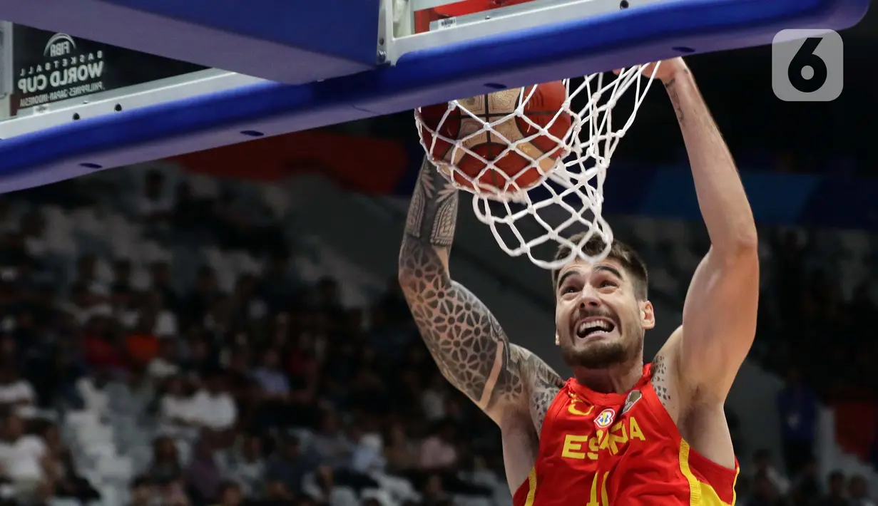 Pemain timnas basket Spanyol, Juancho Hernangomez saat memasukkan bola ke dalam ring Iran pada penyisihan Grup G FIBA World Cup 2023 di Indonesia Arena, Gelora Bung Karno, Jakarta, Rabu (30/8/2023). (Liputan6.com/Helmi Fithriansyah)