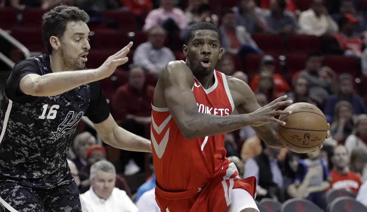 Pebasket Houston Rockets, Joe Johnson, berusaha melewati pebasket San Antonio Spurs, Pau Gasol, pada laga NBA di Toyota Center Selasa (13/2/2018). Houston Rockets menang 109-93 atas San Antonio Spurs. (AP/David J. Phillip)