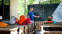 Anak-anak di Kampong Cham, Kamboja saat mengikuti pelajaran agama Islam.