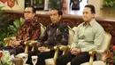 Presiden Jokowi (tengah), Tantowi Yahya (kiri) dan Triawan Munaf saat menghadiri Hari Musik Nasional 2017 di Istana Negara, Jakarta, Kamis (9/3). Acara ini dihadiri oleh para penyanyi-penyanyi ternama Indonesia. (Liputan6.com/Angga Yuinar)