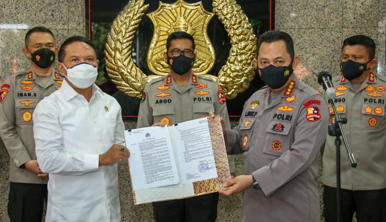 Izin penyelenggaraan Liga 1 dan Liga 2 tersebut terbit setelah melakukan evaluasi terhadap PPKM (Pemberlakuan Pembatasan Kegiatan Masyarakat) yang diterapkan di Indonesia untuk mengontrol laju penyebaran Covid-19. (Foto: Dok. Humas Kemenpora)