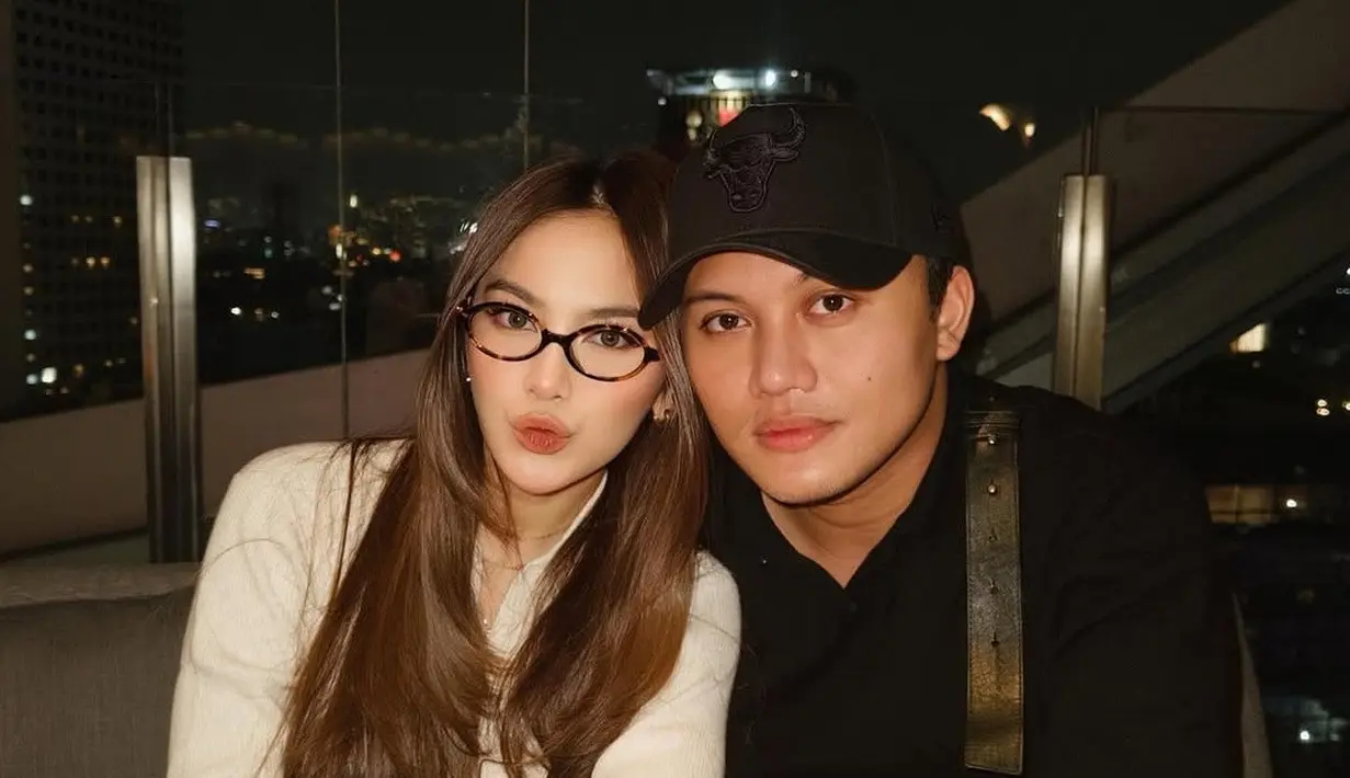 Penampilan simpel tapi stylish Mahalini dan Rizky Febian di momen merayakan tanggal 10 ini banjir pujian. Mahalini semakin cantik mengenakan kacamata, sementara Rizky Febian bikin pangling ketika memakai topi. Pasalnya dua artis ini terlihat jarang mengenakan dua jenis fashion item tersebut. Dalam momen ini, pasangan artis ini kompak mengenakan busana senada warna monokrom. (Liputan6.com/IG/@rizkyfbian)