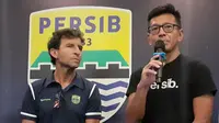 Direktur PT Persib Bandung Bermartabat (PBB), Teddy Tjahjono (kanan) bersama Luis Milla. (Bola.com/Erwin Snaz)