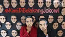 Dua pendukung calon Presiden no urut 01 Joko Widodo berpose mengenakan topeng berwajah Jokowi di Istora Senayan, Jakarta, Minggu (10/3). Acara Festival Satu Indonesia dibuka Presiden Jokowi. (Liputan6.com/Johan Tallo)