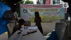 Para siswa belajar online di Tenda Wifi gratis di taman warga RT 013, Jakarta Timur, Rabu (12/8/2020). Tenda belajar tersebut menyediakan fasilitas wifi gratis bagi anak-anak sekolah yang terkendala dengan mahalnya kuota internet. (merdeka.com/Imam Buhori)