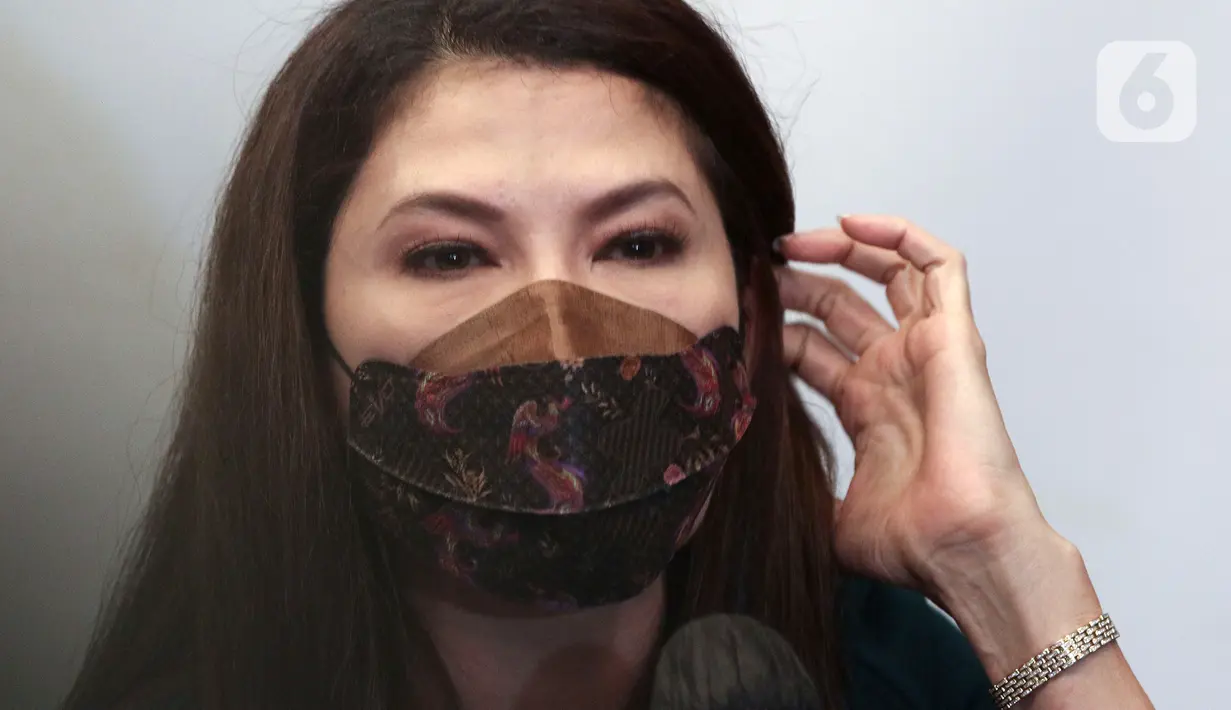 Aktris Tamara Bleszynski saat jumpa pers soal penggelapan aset properti di kawasan Kemang, Jakarta, Rabu (22/6/2022). Tamara melaporkan pengurus hotelnya terkait penggelapan, selama 19 tahun tidak pernah terima haknya sebagai pemilik saham. (Liputan6.com/Herman Zakharia)