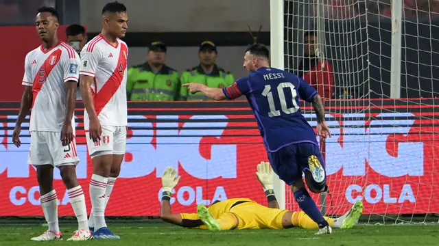 Foto: Dua Gol Berkelas Messi ke Gawang Peru Bawa Timnas Argentina Jaga Rekor Sempurna di Kualifikasi Piala Dunia 2026 Zona Conmebol