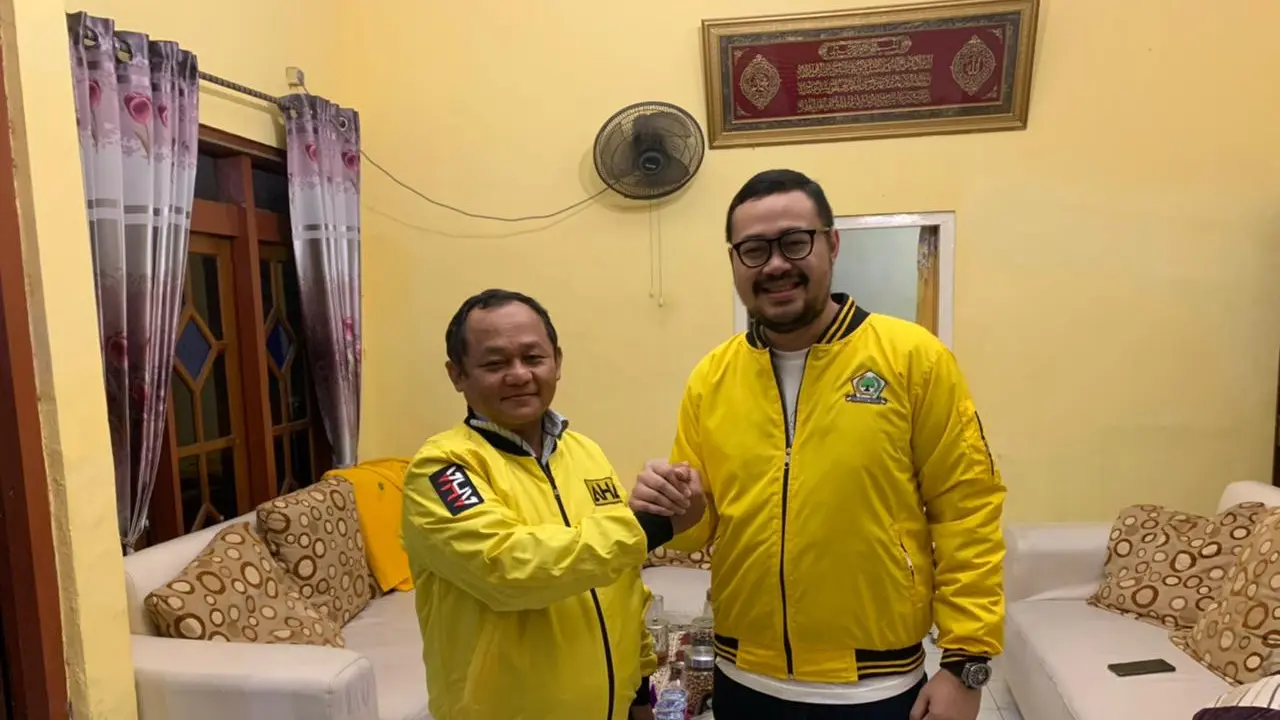 Ketua DPD Golkar Jatim M Sarmuji (Kiri) bersama Bayu Airlangga. (Dian Kurniawan/Liputan6.com).