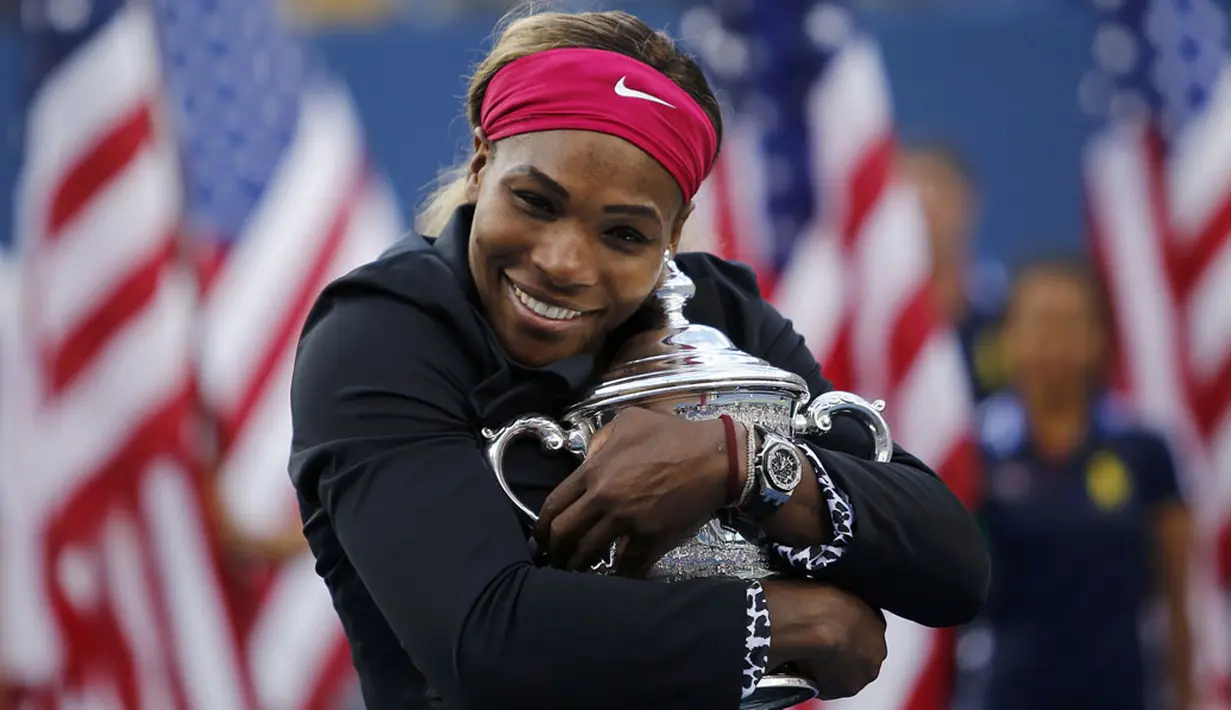 Petenis Amerika Serikat, Serena Williams, memeluk trofi usai mengalahkan Caroline Wozniacki (Denmark) dengan skor 6-3, 6-3 di tunggal putri US Open, (7/9/2014). (REUTERS/Eduardo Munoz)