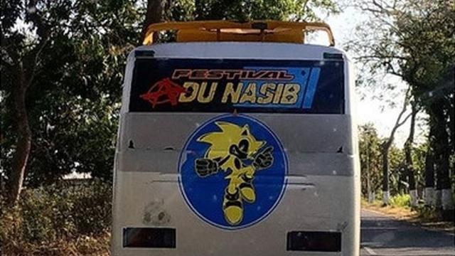 6 Tulisan Nyeleneh di Belakang Bus Ini Bikin Ketawa Geli