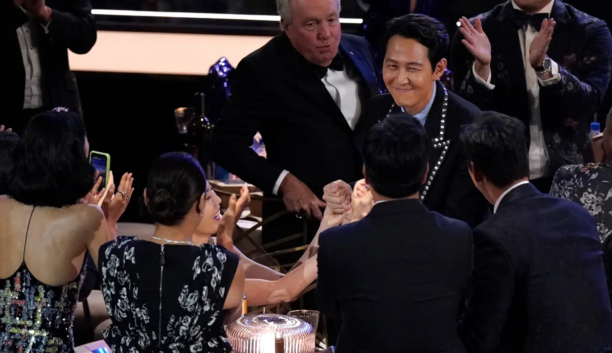 Para pamain 'Squid Games' mengucapkan selamat kepada rekan mereka Lee Jung-jae atas penghargaan untuk kategori aktor utama terbaik di Emmy Awards 2022 di Microsoft Theater, Los Angeles, Amerika Serikat, 12 September 2022. Lee Jung-jae memenangkan kategori tersebut lewat perannya sebagai Seong Ki-hoon dalam serial 'Squid Game' yang disiarkan oleh Netflix. (AP Photo/Mark Terrill)