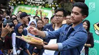 Kaesang Pangarep memberi kuliner Markobar kepada pengunjung saat launching outlet kuliner Sang Pisang dan Markobar di Cikini, Jakarta, Minggu (11/3). Kolaborasi tersebut diharapkan bisa menarik lebih banyak pembeli. (Liputan6.com/Immanuel Antonius)